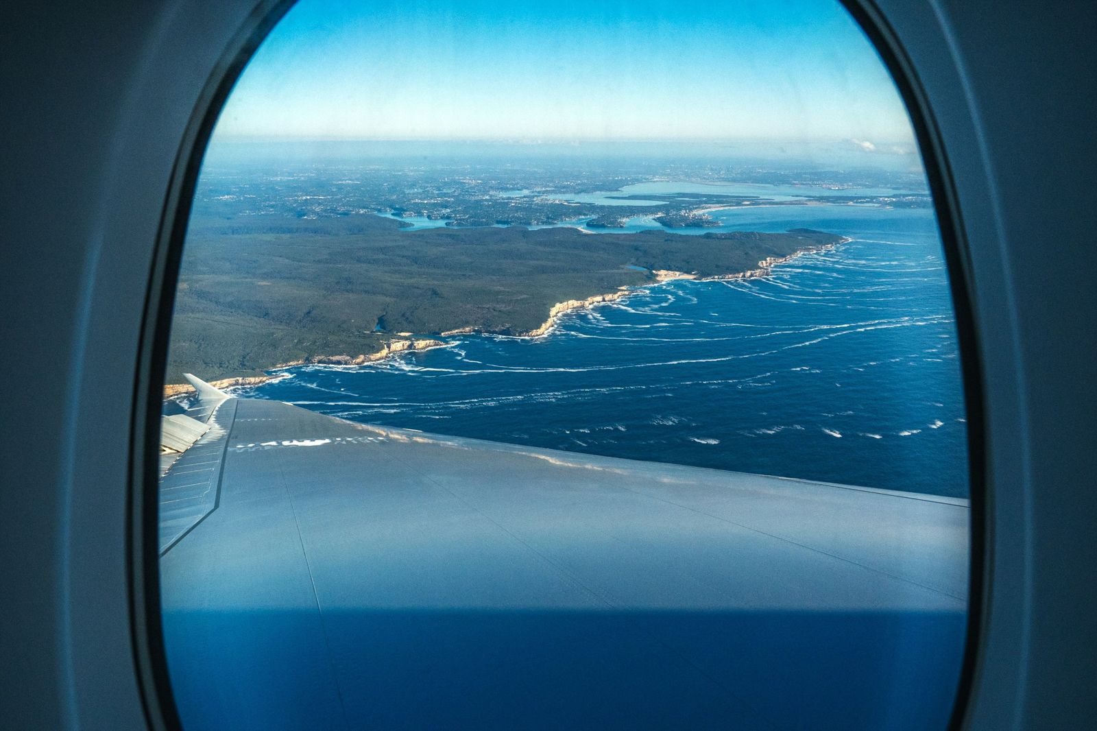 飛行機の窓から見たシドニーの海岸