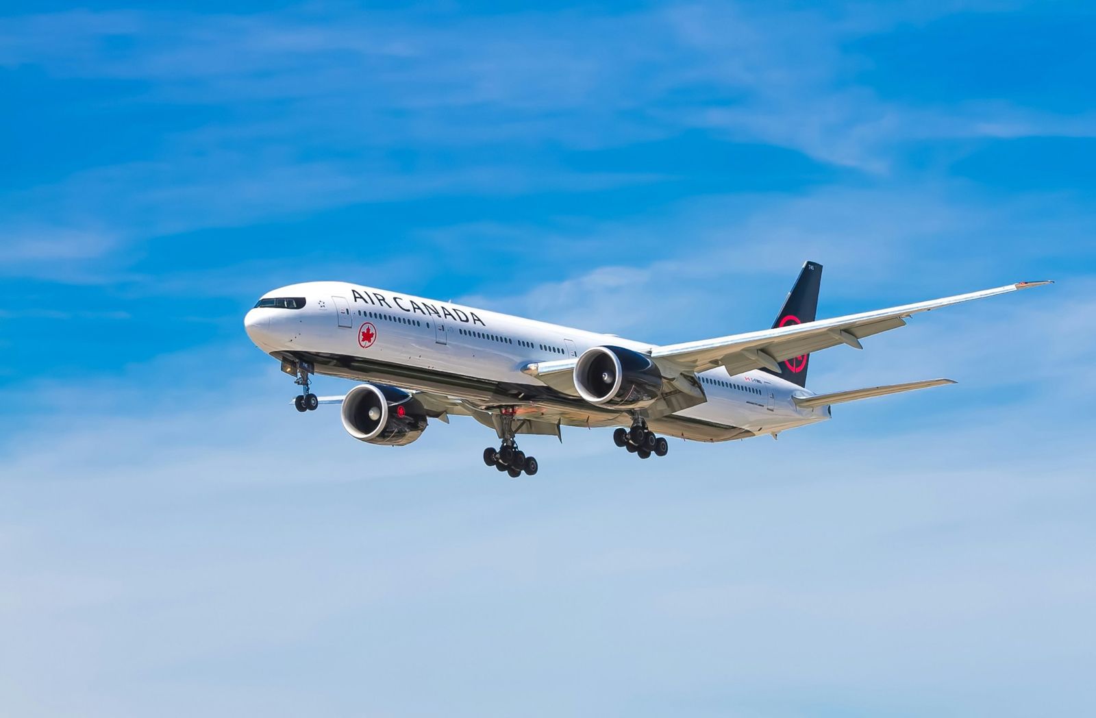 空を飛ぶ飛行機